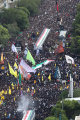 ratusan-ribu-orang-banjiri-jalanan-saat-pemakaman-presiden-iran_20240524_070530.jpg