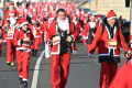 ratusan-sinterklas-ikut-lomba-lari-di-budapest_20231204_073938.jpg