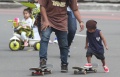 Ray 2 Tahun Jago Main Skateboard