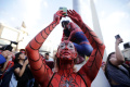 rekor-ratusan-orang-berkostum-spiderman-berkumpul-di-argentina_20231031_200044.jpg