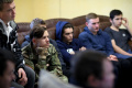 Remaja Ukraina Menggali Parit Pertahanan Hadapi Ancaman Rusia