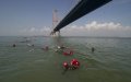 Ribuan Marinir Berenang Melintasi Selat Madura 