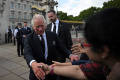 Ribuan Warga Sambut Raja Charles III di Istana Buckingham