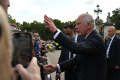 Ribuan Warga Sambut Raja Charles III di Istana Buckingham