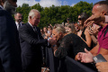 Ribuan Warga Sambut Raja Charles III di Istana Buckingham