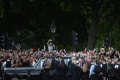 ribuan-warga-sambut-raja-charles-iii-di-istana-buckingham_20220910_093034.jpg