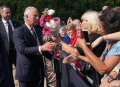 Ribuan Warga Sambut Raja Charles III di Istana Buckingham
