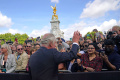 Ribuan Warga Sambut Raja Charles III di Istana Buckingham