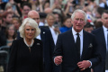 Ribuan Warga Sambut Raja Charles III di Istana Buckingham