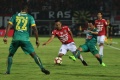 Ricky Fadjrin Berebut Bola Dengan Yu Yhunkoo