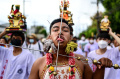 Ritual Tusuk Pipi pada Festival Vegetarian di Thailand