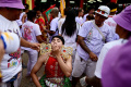 Ritual Tusuk Pipi pada Festival Vegetarian di Thailand