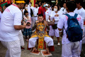 ritual-tusuk-pipi-pada-festival-vegetarian-di-thailand_20221001_081344.jpg