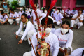 ritual-tusuk-pipi-pada-festival-vegetarian-di-thailand_20221001_082259.jpg