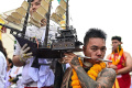 Ritual Tusuk Pipi pada Festival Vegetarian di Thailand