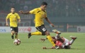 Rohit Chan Terjungkal Berebut Bola Dengan Vendry Mofu