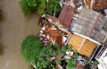 Rumah di Bantaran Kali Ciliwung Ambruk