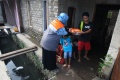 Rumah Zakat Bagikan 100 Takjil Pada Warga Secara Door To Door