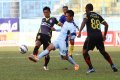 Saiful Indra Cahya Berusaha Rebut Bola Akbar Rasyid