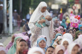 salat-idul-fitri-1445-h-di-depan-gereja-koinonia-jatinegara_20240410_092416.jpg