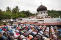 Salat Jumat Perdana Pasca Gempa Disamping Masjid yang Ambruk