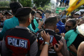 saling-dorong-warnai-demo-mahasiswa-di-patung-kuda_20220930_223855.jpg