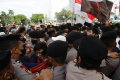 Saling Dorong Warnai Demo Mahasiswa di Patung Kuda