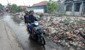 sampah-di-kali-kaya-teluk-naga-kab-tangerang-dikeluhkan-warga_20220419_212335.jpg