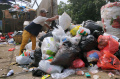 sampah-di-tps-pasar-ancol-menumpuk_20230823_204643.jpg