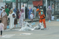 Sampah Koran Bekas Alas Salat Idul Adha 