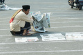 Sampah Koran Bekas Alas Salat Idul Adha 