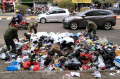 sampah-menumpuk-di-pinggir-jalan-jamika-kota-bandung_20230828_223410.jpg