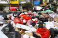 sampah-menumpuk-di-pinggir-jalan-jamika-kota-bandung_20230828_223412.jpg