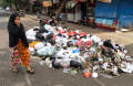 sampah-menumpuk-di-pinggir-jalan-jamika-kota-bandung_20230828_223416.jpg