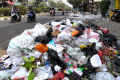 sampah-menumpuk-di-pinggir-jalan-jamika-kota-bandung_20230828_223418.jpg