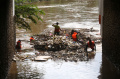 Sampah Menumpuk di Pintu Air Manggarai