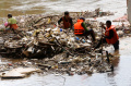 Sampah Menumpuk di Pintu Air Manggarai