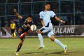 Samsul Arif Tedang Bola Dibayangi Dendy Sulistyawan