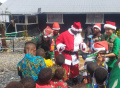 santa-claus-kodim-1714puncak-jaya-berbagi-kado-natal_20221214_164502.jpg