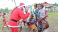Santa Clause Yonif PR 328/DGH Bagi Hadiah Natal