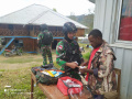 satgas-pamtas-ri-png-yonif-raider-142kj-adakan-pengobatan-kelil_20220827_154204.jpg