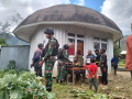 satgas-pamtas-ri-png-yonif-raider-142kj-adakan-pengobatan-kelil_20220827_155018.jpg