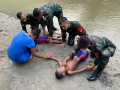 satgas-pamtas-yonif-711rks-selamatkan-anak-tenggelam-di-sungai_20221015_153407.jpg