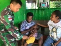 satgas-pamtas-yonif-pr-328dgh-periksa-kesehatan-anak-demam_20190806_141758.jpg