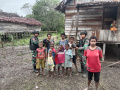 satgas-pamtas-yonif-raider-142kj-bagikan-sembako_20221011_150218.jpg