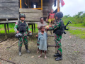Satgas Pamtas Yonif Raider 142/KJ Bagikan Sembako