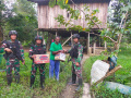 Satgas Pamtas Yonif Raider 142/KJ Bagikan Sembako