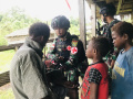 Satgas Pamtas Yonif Raider 142/KJ Keliling Lakukan Pengobatan