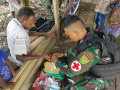 Satgas Pamtas Yonif Raider 142/KJ Keliling Lakukan Pengobatan