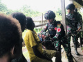 Satgas Pamtas Yonif Raider 142/KJ Keliling Lakukan Pengobatan